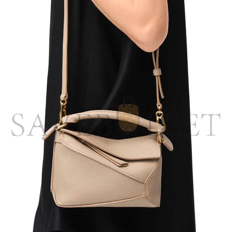LOEWE MINI PUZZLE EDGE BAG IN SOFT GRAINED CALFSKIN A510P60X30-2150 (18*12.5*8cm) LOEWE MINI PUZZLE EDGE BAG IN SOFT GRAINED CALFSKIN A510P60X30-2150 (18*12.5*8cm)