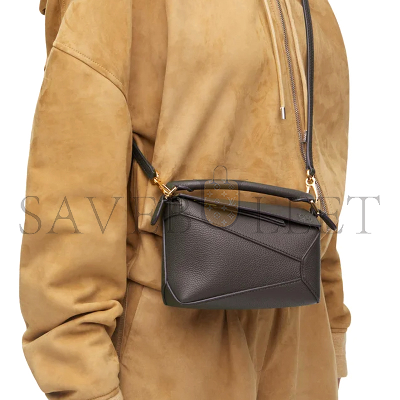 LOEWE MINI PUZZLE EDGE BAG IN SOFT GRAINED CALFSKIN A510P88X16-1220 (18*12.5*8cm) LOEWE MINI PUZZLE EDGE BAG IN SOFT GRAINED CALFSKIN A510P88X16-1220 (18*12.5*8cm)
